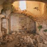 ...stiamo parlando della �casa sulla collina�, un affascinante ma decadente edificio di cui abbiamo descritto le possenti mura rosse e gli affreschi ormai quasi cancellati